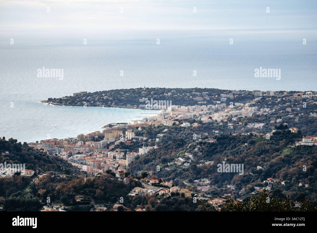 Vista di Mentone e Cap Martin dalle montagne al confine tra Francia e Italia, che mostra la costa e la natura circostante Foto Stock