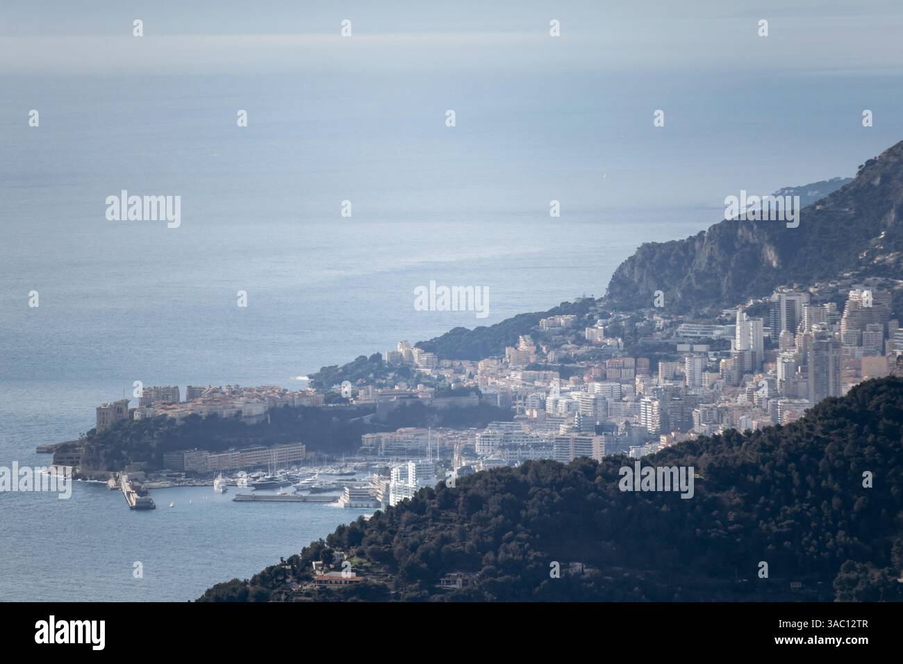 Vista del Principato di Monaco dalle montagne al confine tra Francia e Italia, con la città costiera e il paesaggio circostante Foto Stock