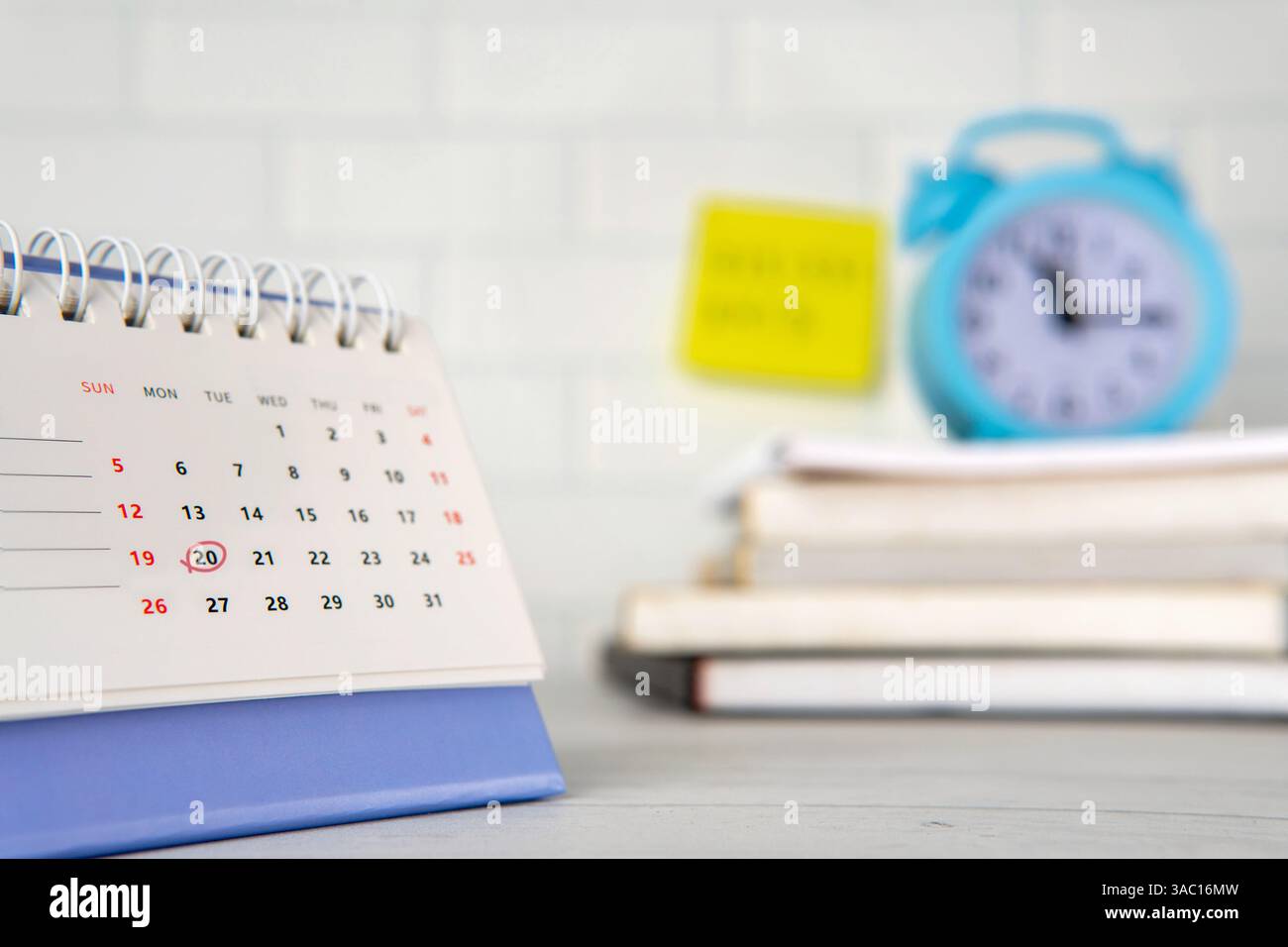 Uno scatto ravvicinato mostra un calendario della scrivania con la data 20 cerchiata in rosso. Scadenza, promemoria, salvare il concetto di data. Foto Stock