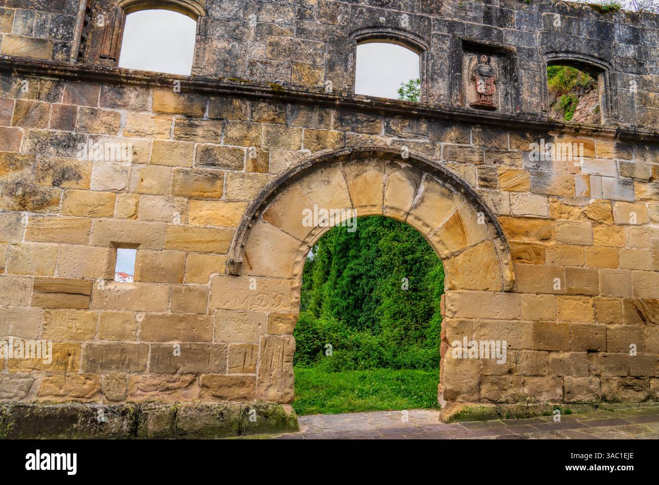 Ospedale del concepimento San Vicente de la Barquera Cantabria Spagna edificio storico in rovina Foto Stock