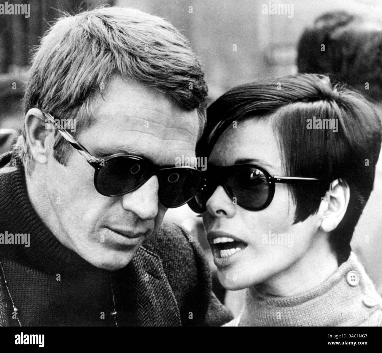 2 febbraio 1968 - San Francisco, CA, Stati Uniti - STEVE MCQUEEN con sua moglie NEILE ADAMS durante le riprese di "Bullitt". Steve McQueen è stato l'esempio prototipico di un nuovo tipo di star del cinema che è emerso negli anni '1950 e che sarebbe arrivato a dominare lo schermo negli anni '1960 e '70 - un solitario figo e remoto che sapeva usare i pugni senza sembrare un tipo duro, un uomo premuroso in nessun modo un intellettuale effimero, un ribelle che giocava secondo le proprie regole e viveva secondo il proprio codice morale, pur avendo spesso successo alle proprie condizioni. L'attore STEVE MCQUEEN interpreta Det. Tenente Frank Bullit nell'azione 1968 Foto Stock
