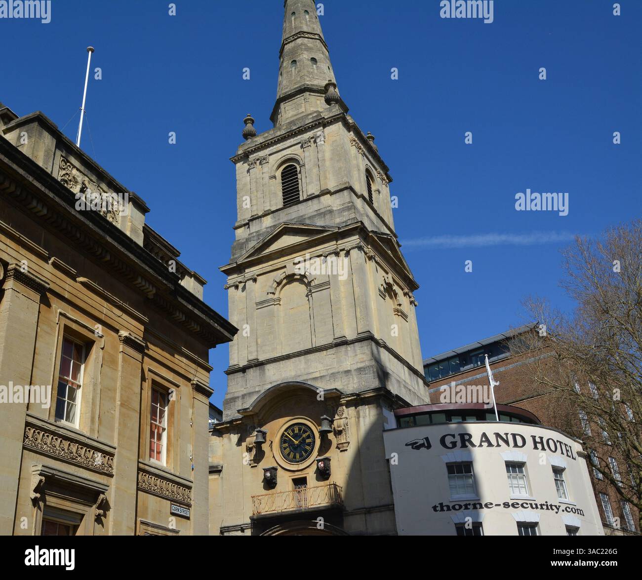 Corn Street e Broad Street, centro storico di Bristol, Inghilterra, Regno Unito. 1° aprile 2025. Foto Stock