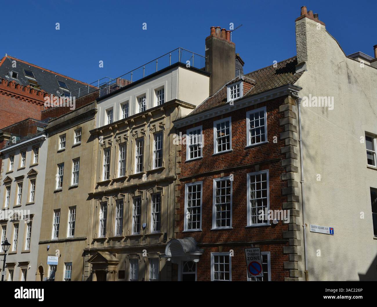 Queen Square, Bristol, Inghilterra, Regno Unito. 1° aprile 2025. Foto Stock
