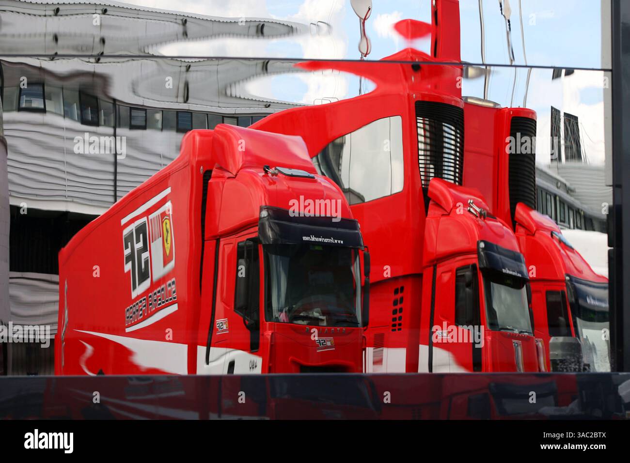 I veicoli Ferrari si riflettono nel McLaren Communications Centre. ..Formula 1 World Championship, Rd 8, British Grand Prix Wednesday Preparations, mercoledì 4 luglio 2007. (Immagine di credito: ©Sutton Motorsports/ZUMA Press) RESTRIZIONI: SOLO DIRITTI del Nord e del Sud America! Foto Stock