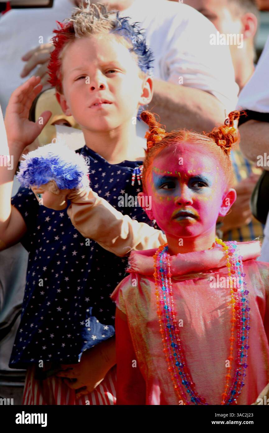 07 lug 2007 - Roswell, NEW MEXICO, USA - PATRICK BOHN, 9 anni, e LINA MARIE CHERINKO, 5 anni, aspettano in fila per mostrare i loro costumi durante il Concorso di costumi alieni al Roswell UFO Festival, 7 luglio 2007. Il festival celebrava il 60° anniversario dell'incidente di Roswell, quando un presunto UFO si schiantò contro un ranch fuori dalla piccola città del nuovo Messico, creando grida di insabbiamento del governo quando tutte le prove, compresi i corpi, furono portate via. (Immagine di credito: © Amiran White/ZUMA Press) Foto Stock