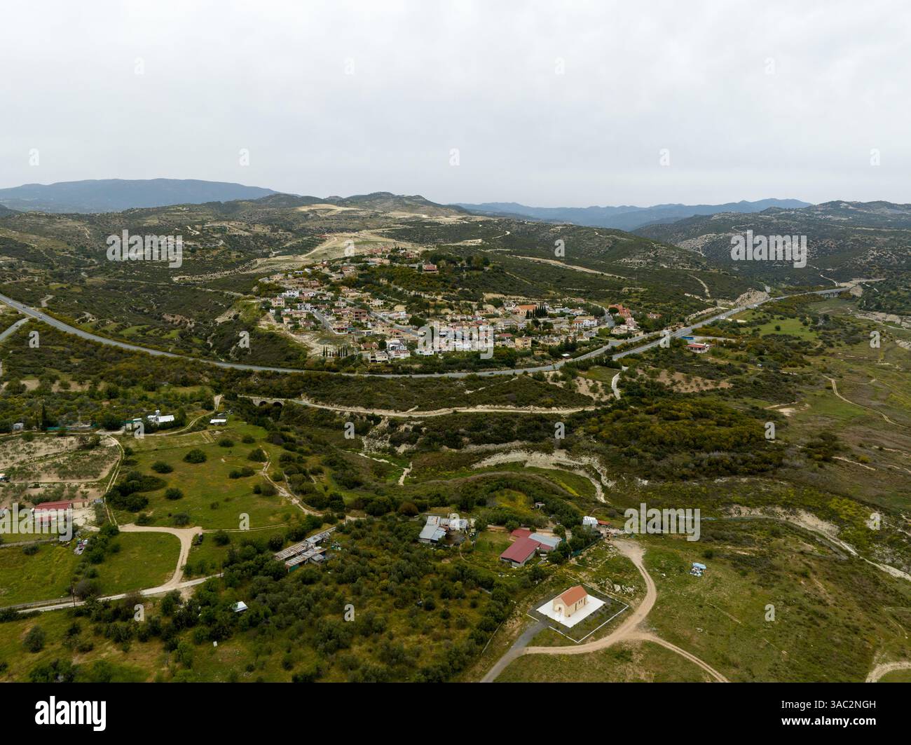 Il nuovo villaggio di Alassa, Distretto di Limassol, Cipro. Fu spostata per la costruzione della diga nella posizione attuale nel 1985 Foto Stock