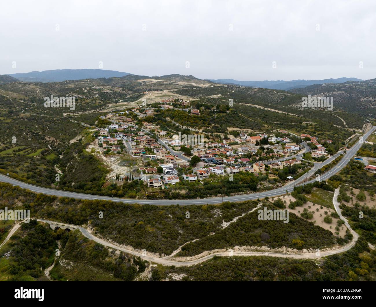 Il nuovo villaggio di Alassa, Distretto di Limassol, Cipro. Fu spostata per la costruzione della diga nella posizione attuale nel 1985 Foto Stock