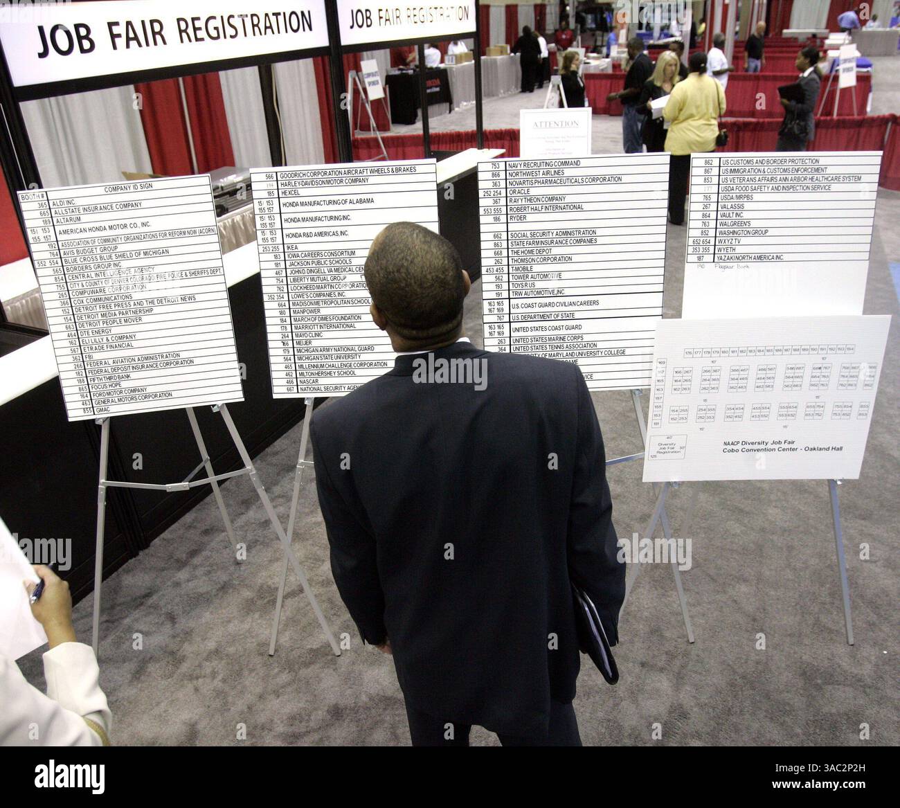 10 luglio 2007 - Detroit, mi, USA - Ron Higgs CQes 50 di Milwaukee, WISCONSIN, è stato uno dei primi in fila in attesa dell'inizio della fiera del lavoro sulla diversità NAACP. Higgs, nato e cresciuto a Detroit, spera di trovare un lavoro nel settore automobilistico. "Il mio desiderio è di tornare a casa", ha detto Higgs. Fotografato martedì al convegno NAACP al Cobo Center. (Immagine di credito: © Eric Seals/Detroit Free Press/ZUMA Press) RESTRIZIONI: Tabloid vendite effettuate Foto Stock