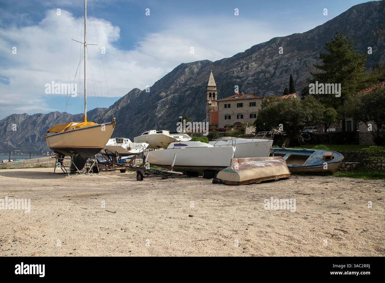 Navi sulla riva di Dobrota, Montenegro Foto Stock