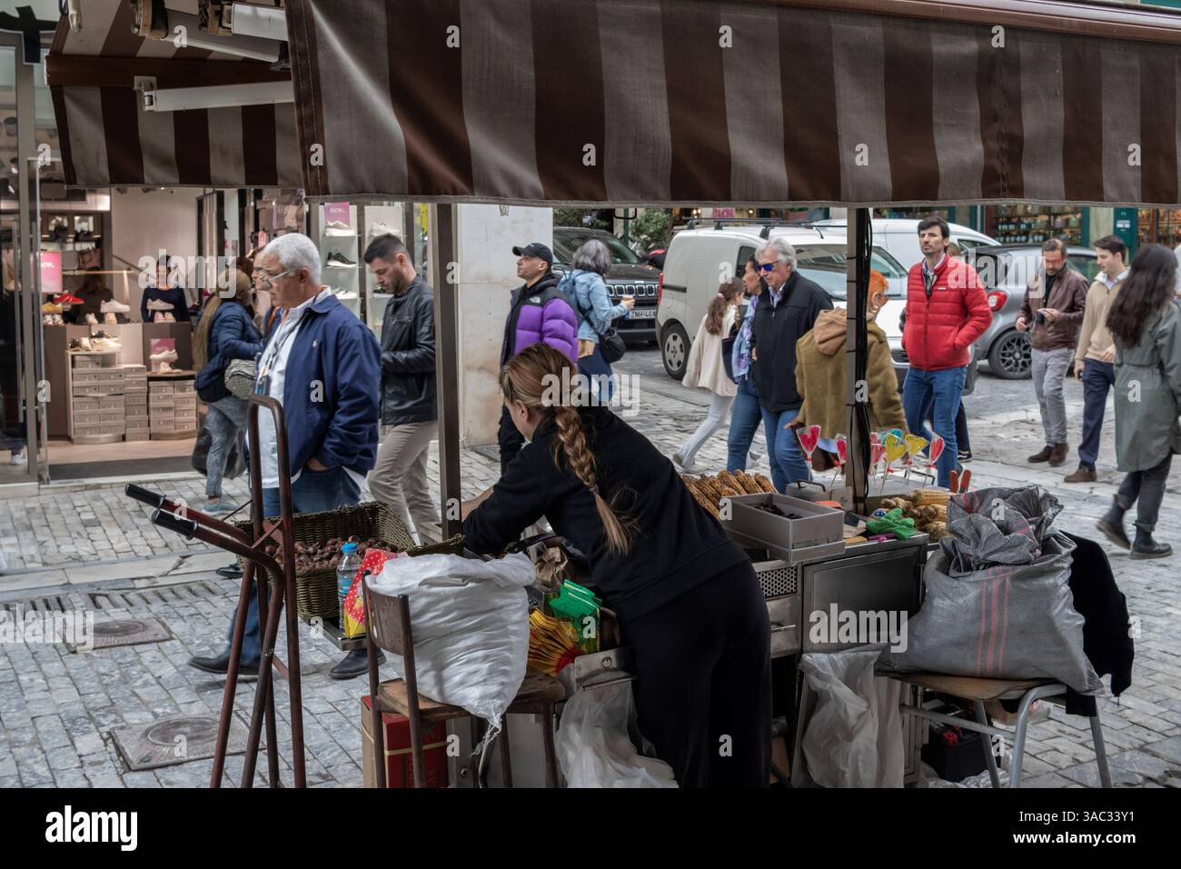 Via Ermou è una famosa attrazione turistica nel centro di Atene. Foto Stock
