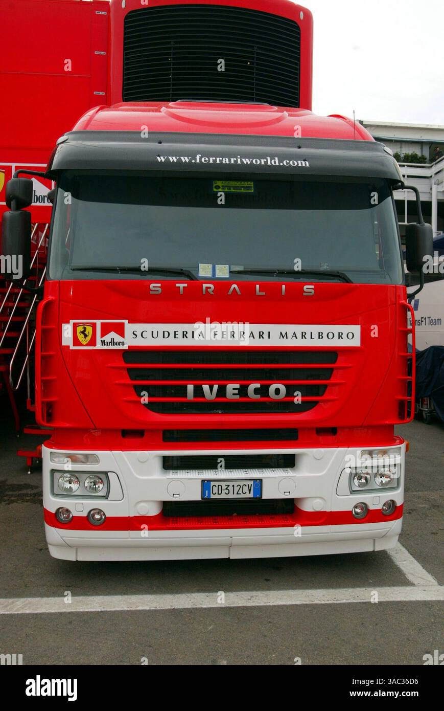 Ferrari Trucks nel paddock..Campionato del mondo di Formula 1, Rd5, Gran Premio di Spagna, Barcellona, Spagna, 2 maggio 2003..IMMAGINE DIGITALE (immagine di credito: ©Sutton Motorsports/ZUMA Press) Foto Stock
