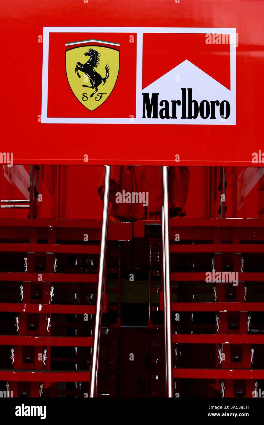 Ingresso ai camion Ferrari..Campionato del mondo di Formula 1, Rd6, Gran Premio d'Austria, preparativi, A1-Ring, Austria, 15 maggio 2003..IMMAGINE DIGITALE (immagine di credito: ©Sutton Motorsports/ZUMA Press) Foto Stock