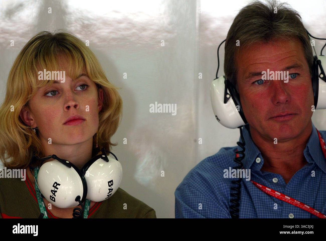 Da L a R): La fidanzata di Jacques Villeneuve Ellie Green (USA) con il manager di Jacques Villenuve Craig Pollock (GBR)..Campionato del mondo di Formula 1, RD10, Gran Premio di Francia, Magny-Cours, Francia, 5 luglio 2003..IMMAGINE DIGITALE (immagine di credito: ©Sutton Motorsports/ZUMA Press) Foto Stock