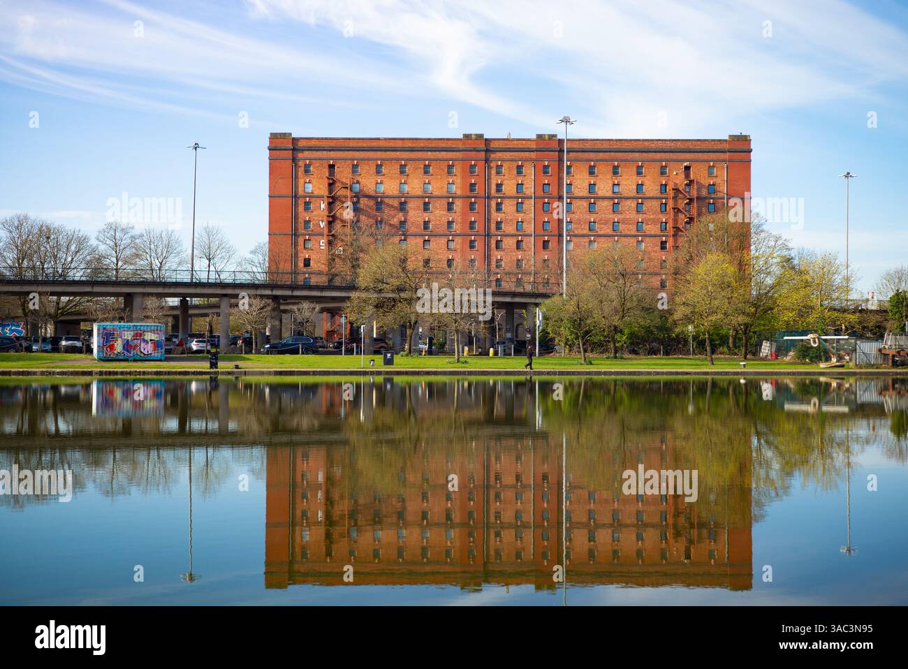 L'enorme magazzino di tabacco Bond sul bacino del Cumberland a Bristol, Regno Unito, su 3 edifici simili si avvicinano all'epoca edoardiana. Foto Stock
