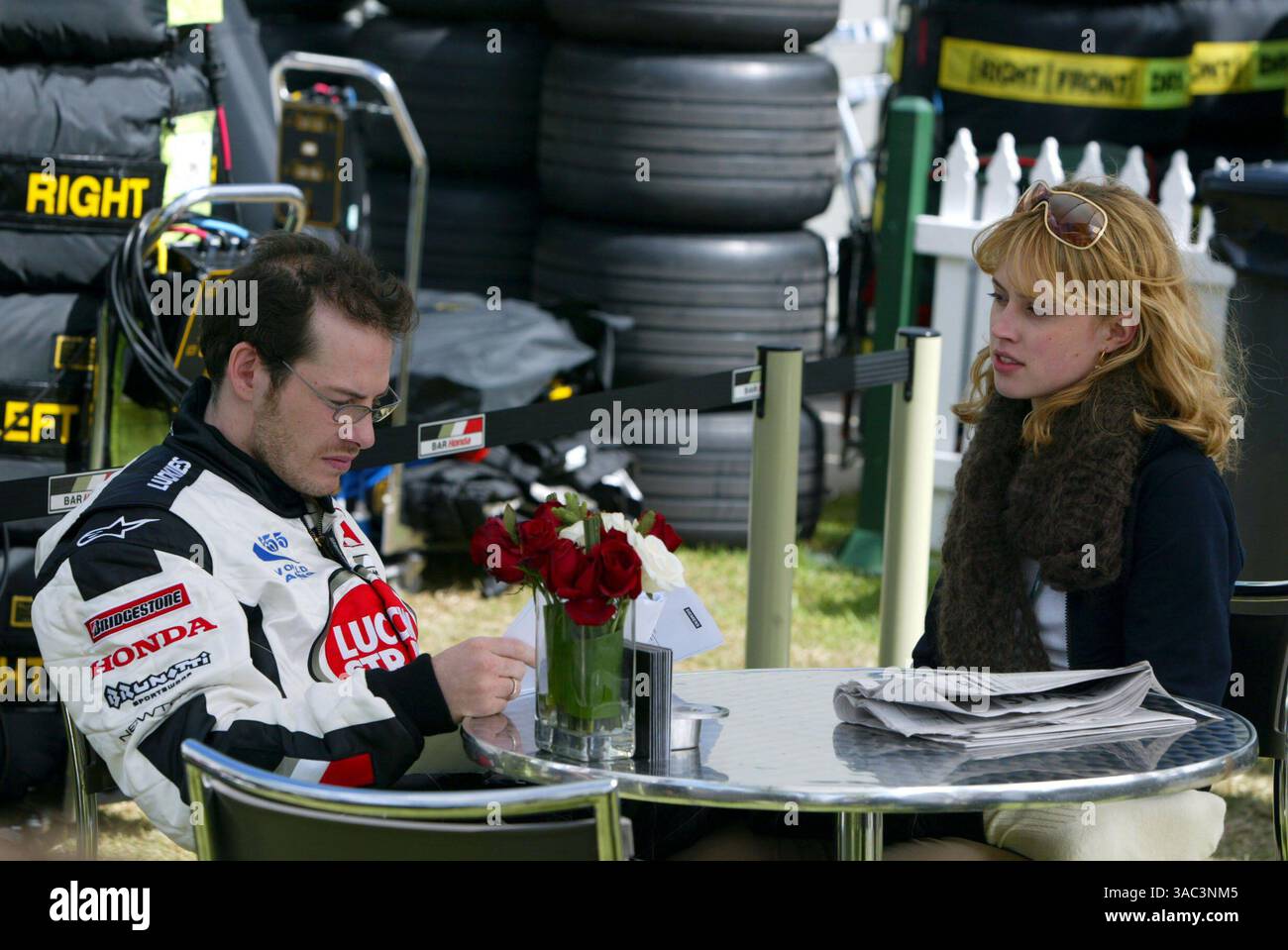 Da L a R): Jacques Villeneuve (CDN) BAR con la sua fidanzata Ellie Green (USA)..Formula 1 World Championship, Rd1, Australian Grand Prix, Albert Park, Melbourne, Australia, 8 marzo 2003..IMMAGINE DIGITALE (immagine di credito: ©Sutton Motorsports/ZUMA Press) Foto Stock