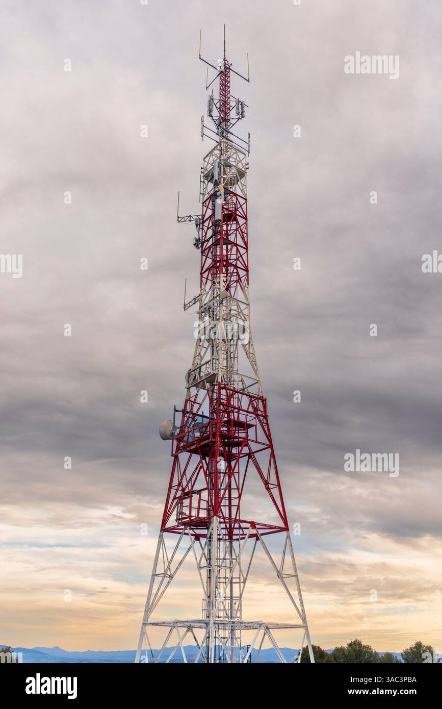 Grandes torres de telecomunicaciones en lo alto de Montañas al atardecer Foto Stock