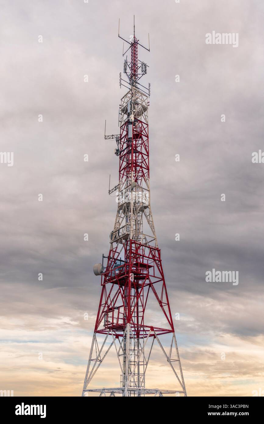 Grandes torres de telecomunicaciones en lo alto de Montañas al atardecer Foto Stock
