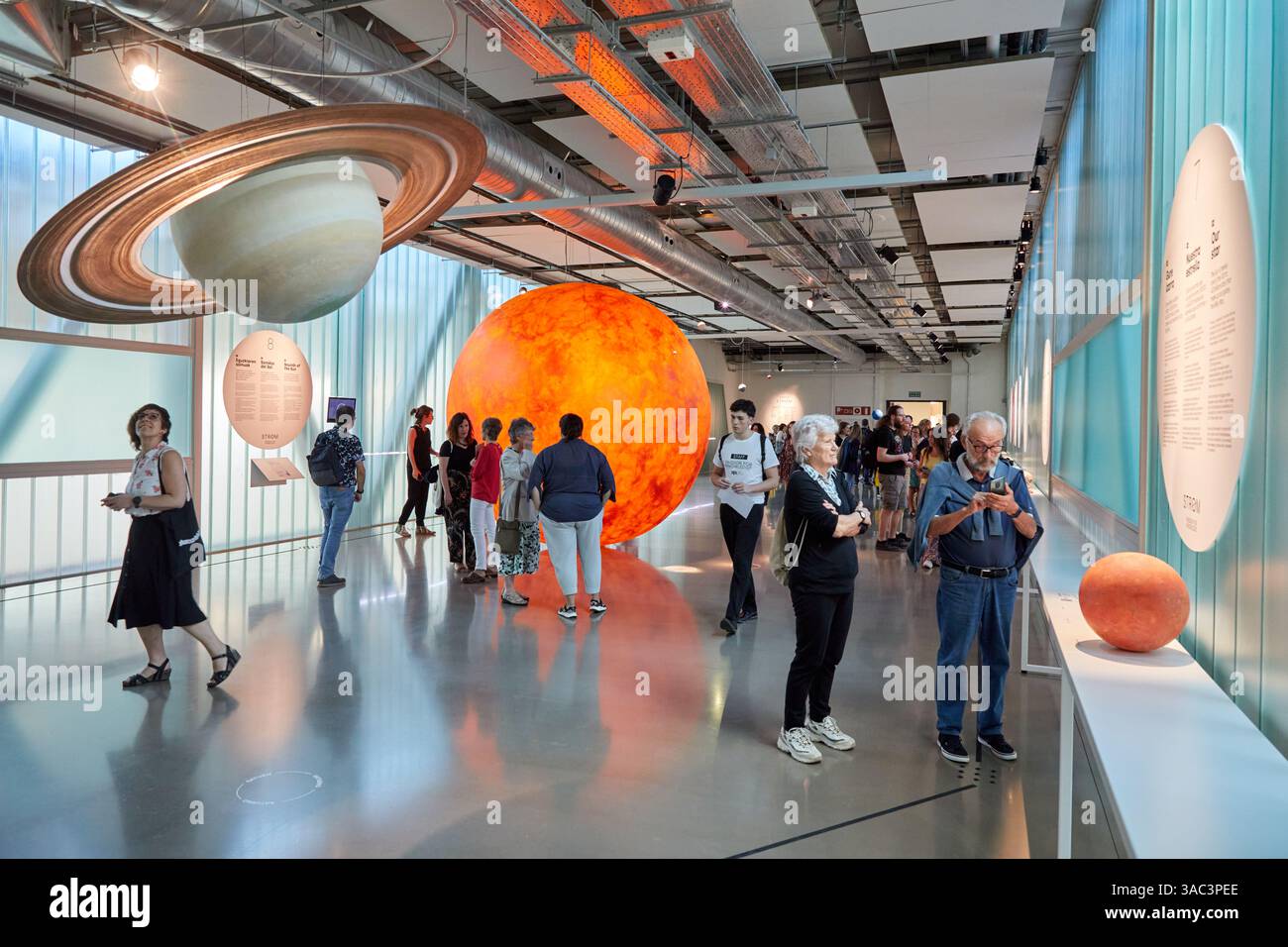 Planets, STROM, Inclusive Astronomy, una mostra sull'universo, un tour educativo, interattivo, multisensoriale e inclusivo, con base Foto Stock