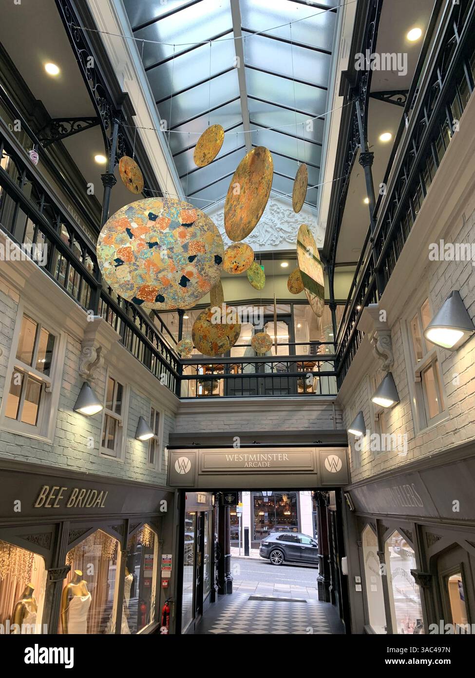 Harrogate Yorkshire Inghilterra Inghilterra Gran Bretagna negozi negozi negozi locali per lo shopping vecchi vestiti cibo mangiare il ristorante Ivy, arte vittoriana, arte e design artistico della città - Immagine stock catturata con smartphone