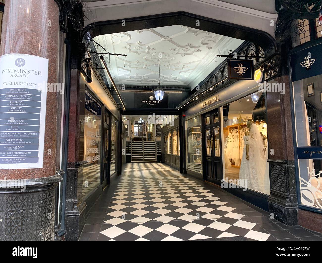 Harrogate Yorkshire Inghilterra Inghilterra Gran Bretagna negozi negozi negozi locali per lo shopping vecchi vestiti cibo mangiare il ristorante Ivy, arte vittoriana, arte e design artistico della città - Immagine stock catturata con smartphone