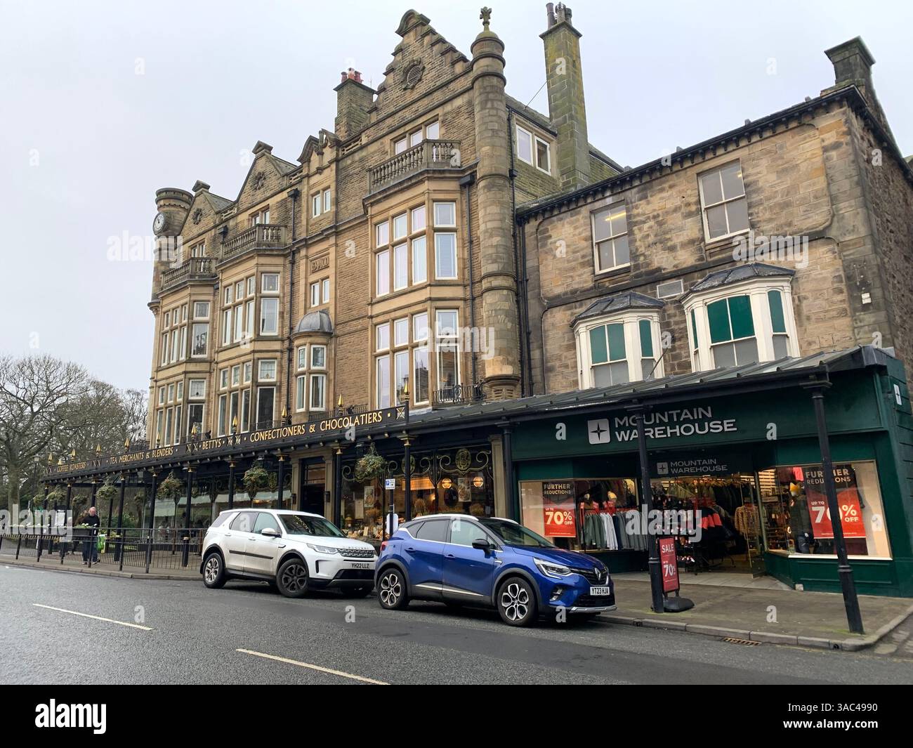 Harrogate Yorkshire Inghilterra Inghilterra Gran Bretagna negozi negozi negozi locali per lo shopping vecchi vestiti cibo mangiare il ristorante Ivy, arte vittoriana, arte e design artistico della città - Immagine stock catturata con smartphone