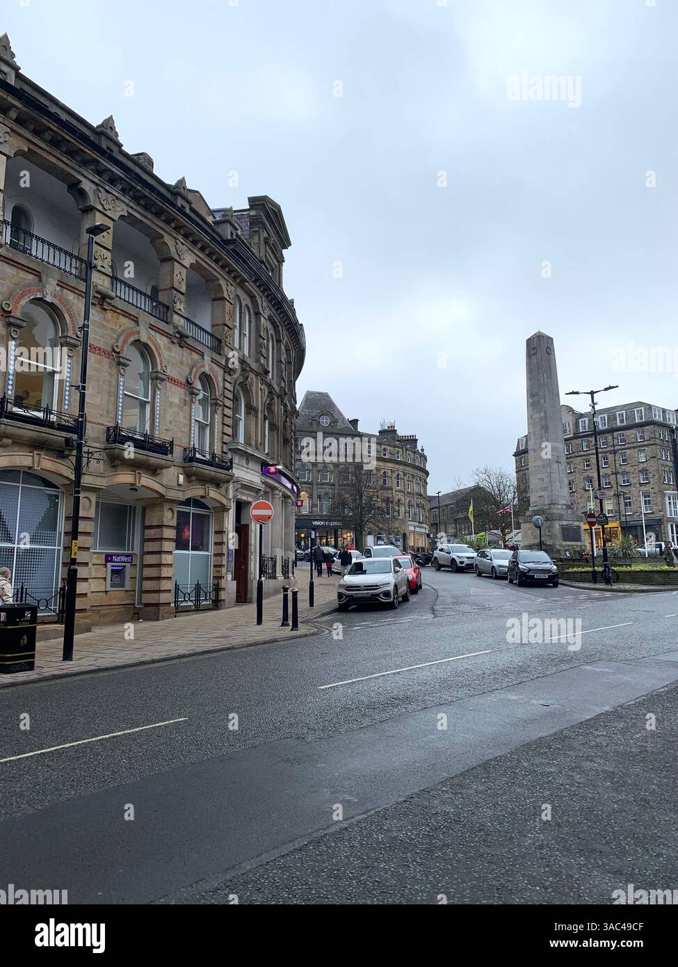 Harrogate Yorkshire Inghilterra Inghilterra Gran Bretagna negozi negozi negozi locali per lo shopping vecchi vestiti cibo mangiare il ristorante Ivy, arte vittoriana, arte e design artistico della città - Immagine stock catturata con smartphone