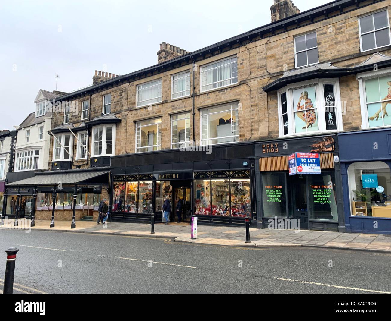 Harrogate Yorkshire Inghilterra Inghilterra Gran Bretagna negozi negozi negozi locali per lo shopping vecchi vestiti cibo mangiare il ristorante Ivy, arte vittoriana, arte e design artistico della città - Immagine stock catturata con smartphone