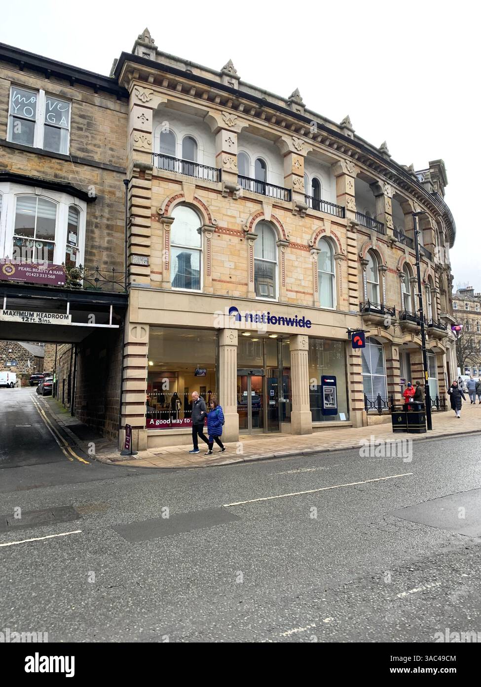 Harrogate Yorkshire Inghilterra Inghilterra Gran Bretagna negozi negozi negozi locali per lo shopping vecchi vestiti cibo mangiare il ristorante Ivy, arte vittoriana, arte e design artistico della città - Immagine stock catturata con smartphone