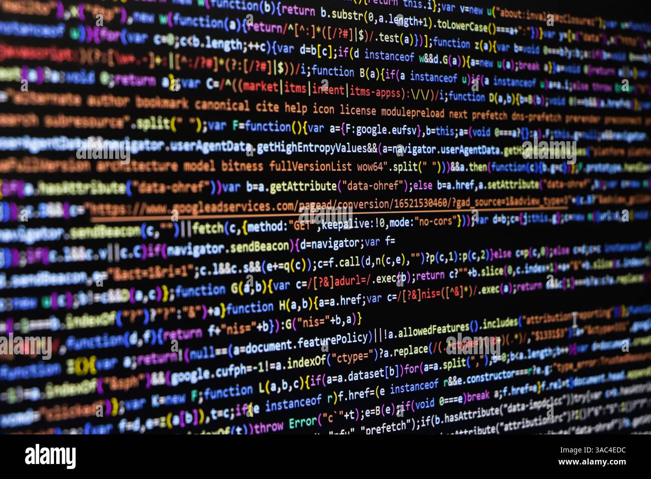 Codice sorgente del software. Codice di programmazione. Memorizzazione del codice sullo schermo del calcolatore. Sviluppatore che lavora sui codici di programma in ufficio. Foto del codice sorgente. Technolo Foto Stock