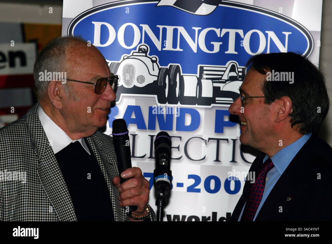 Da L a R): Tom Wheatcroft e presentatore, Simon Taylor ricordano i "bei vecchi" giorni di Formula 1 a Donington Park..Ayrton Senna vince il Gran Premio d'Europa 10° anniversario 1993-2003, Donington Park, Inghilterra, 11 aprile 2003..IMMAGINE DIGITALE (Credit Image: ©Sutton Motorsports/ZUMA Press) Foto Stock