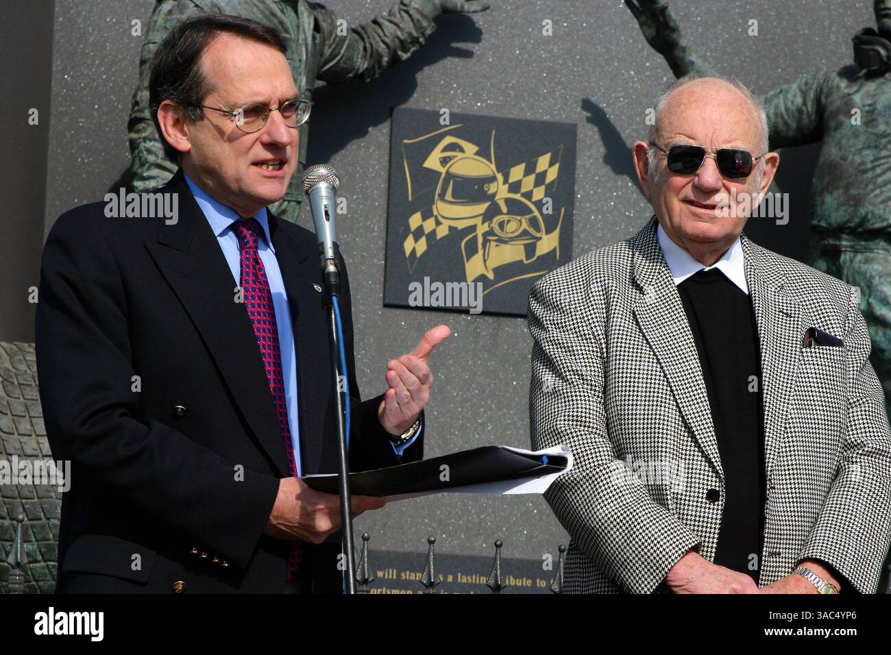 Da L a R): Host, Simon Taylor con il proprietario di Donington Park, Tom Wheatcroft..Ayrton Senna vince il Gran Premio d'Europa 10° anniversario 1993-2003, Donington Park, Inghilterra, 11 aprile 2003..IMMAGINE DIGITALE (Credit Image: ©Sutton Motorsports/ZUMA Press) Foto Stock