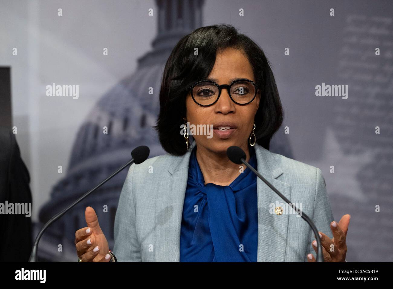 La senatrice degli Stati Uniti Angela Alsobrooks (Democratica del Maryland) parla ai giornalisti durante una conferenza stampa televisiva sulla tensione finanziaria delle guerre commerciali e delle tariffe sulle famiglie americane, a Washington, DC, mercoledì 2 aprile 2025. Crediti: Mattie Neretin/CNP /MediaPunch Foto Stock