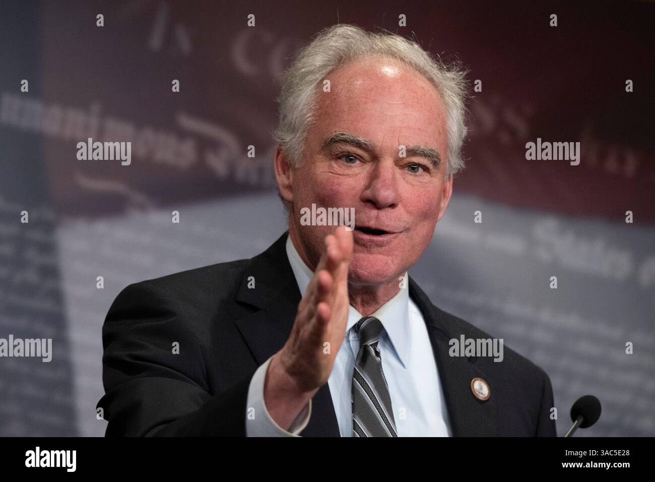 Il senatore degli Stati Uniti Tim Kaine (Democratico della Virginia) parla ai giornalisti durante una conferenza stampa televisiva sulla tensione finanziaria delle guerre commerciali e delle tariffe sulle famiglie americane, a Washington, DC, mercoledì 2 aprile 2025. Crediti: Mattie Neretin/CNP /MediaPunch Foto Stock