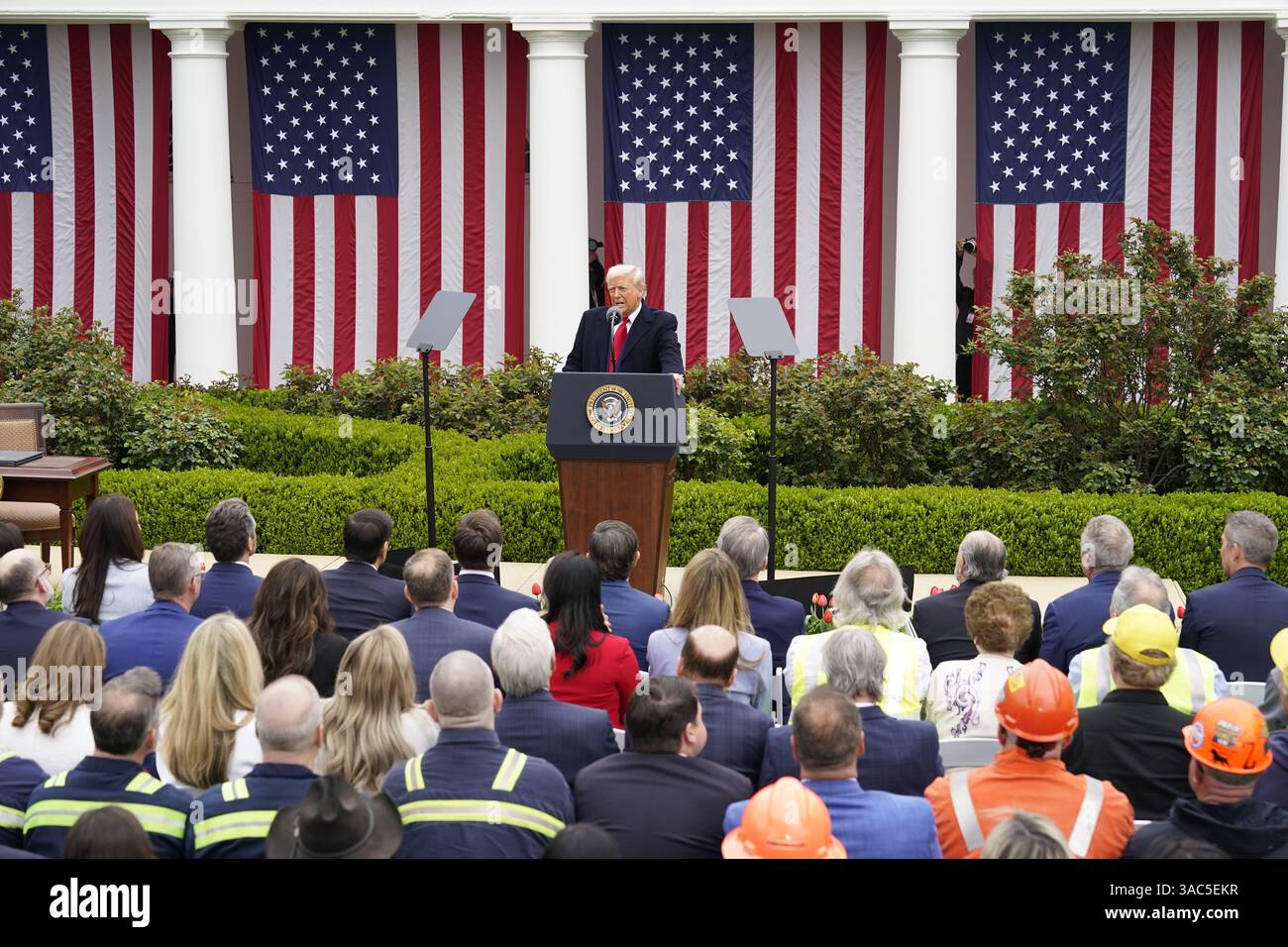 Il presidente degli Stati Uniti Donald J Trump fa delle osservazioni durante un evento “Make America Rich Again” al Rose Garden della Casa Bianca a Washington, DC, mercoledì 2 aprile 2025. Il Presidente ha chiamato questo giorno “giorno della liberazione” in quanto annuncia una serie di “tariffe reciproche” in risposta a presunti anni di pratiche commerciali sleali da parte di altre nazioni. Crediti: Chris Kleponis/CNP/MediaPunch Foto Stock