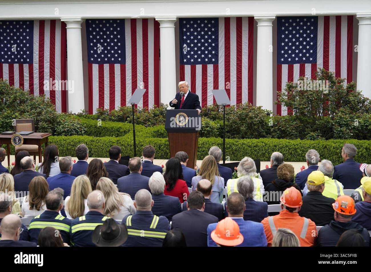 Il presidente degli Stati Uniti Donald J Trump fa delle osservazioni durante un evento “Make America Rich Again” al Rose Garden della Casa Bianca a Washington, DC, mercoledì 2 aprile 2025. Il Presidente ha chiamato questo giorno “giorno della liberazione” in quanto annuncia una serie di “tariffe reciproche” in risposta a presunti anni di pratiche commerciali sleali da parte di altre nazioni. Crediti: Chris Kleponis/CNP/MediaPunch Foto Stock