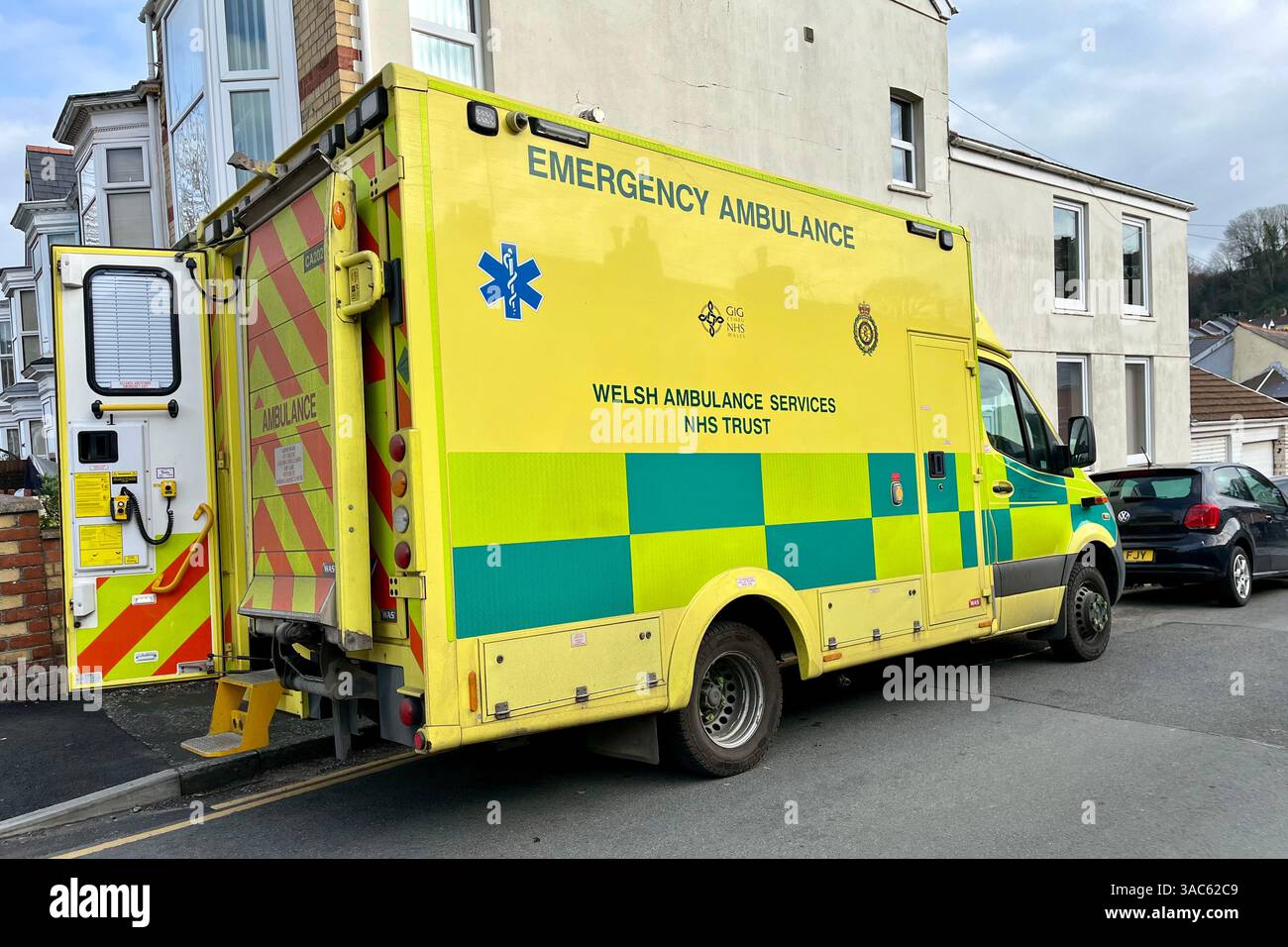 Ambulanza NHS Wales parcheggiata a Mumbles. Swansea, Galles, Regno Unito. 25 marzo 2025. - Immagine stock catturata con smartphone