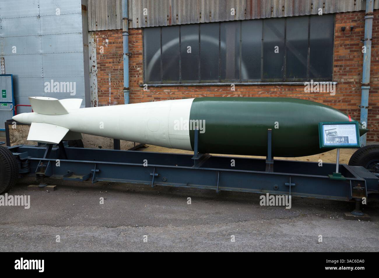 Vecchia bomba d'epoca della seconda guerra mondiale da 12000 libbre "Tall Boy" ("terremoto") del 1944/1945, progettata da Barnes Wallis in mostra nel museo di Brooklands, Surrey. REGNO UNITO. (139) Foto Stock