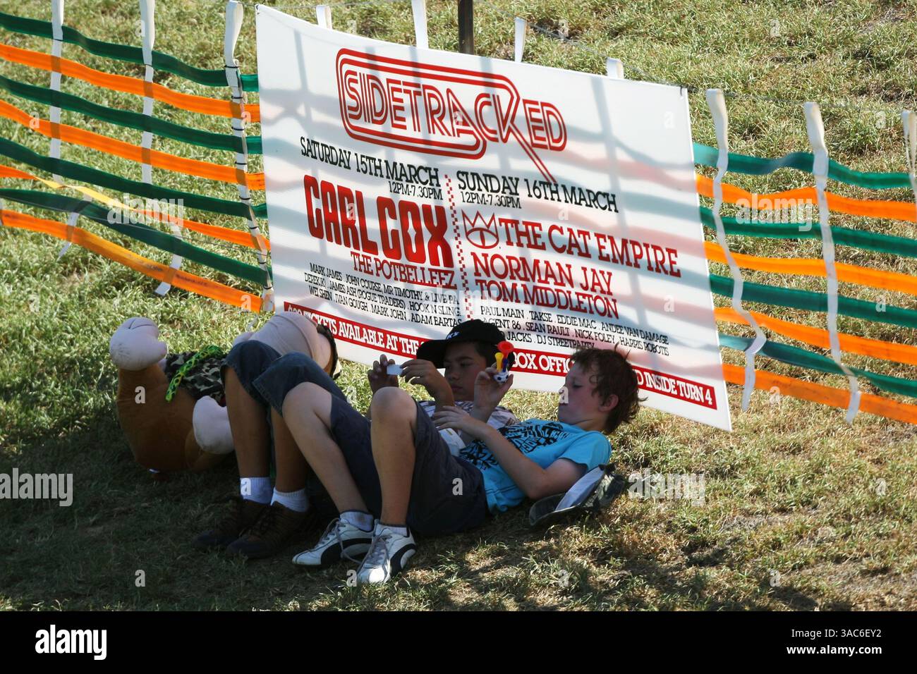 I giovani fan sognano Carl Cox...Australian Grand Prix, Rd 1, Race, Albert Park, Melbourne, Australia, domenica 16 marzo 2008. Foto Stock