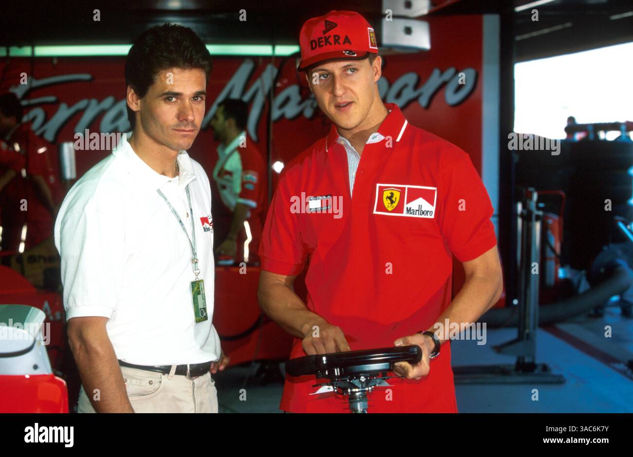 Da L a R): Alex Criville (ESP) pilota motociclistico con Michael Schumacher (GER) Ferrari...Campionato del mondo di Formula 1, Rd5, Gran Premio di Spagna, Barcellona, Spagna, 10 maggio 1998...migliore IMMAGINE (immagine di credito: ©Sutton Motorsports/ZUMA Press) Foto Stock