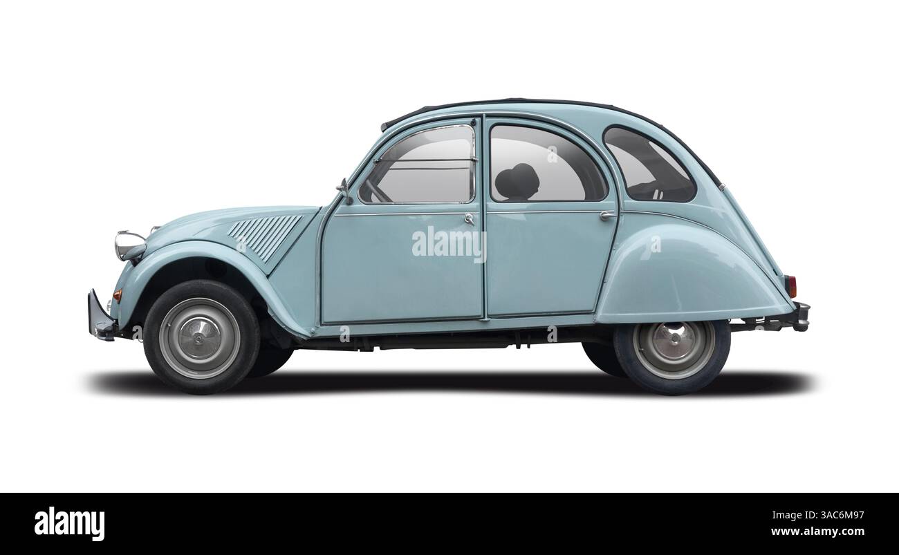 Vista laterale della Citroen 2CV Classic su sfondo bianco Foto Stock