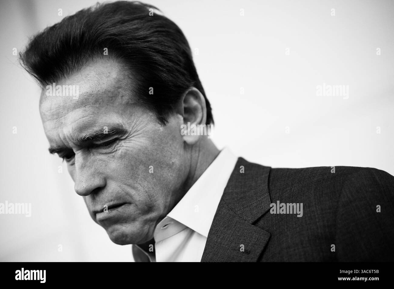09 novembre 2007 - San Francisco, California, USA - il governatore ARNOLD SCHWARZENEGGER discute i luoghi della fuoriuscita di petrolio di 58 000 galloni con la Guardia Costiera degli Stati Uniti durante una conferenza stampa a San Francisco. Il Governatore ha proclamato lo stato di emergenza e ha anche diretto l'Ufficio della California per la prevenzione e la risposta alle fuoriuscite (OSPR) a attingere a un fondo fiduciario gestito dallo stato e sostenuto dal settore per garantire che tutte le risorse possibili vengano utilizzate per accelerare il processo di pulizia. (Immagine di credito: ? Afton Almaraz/ZUMA Press) Foto Stock