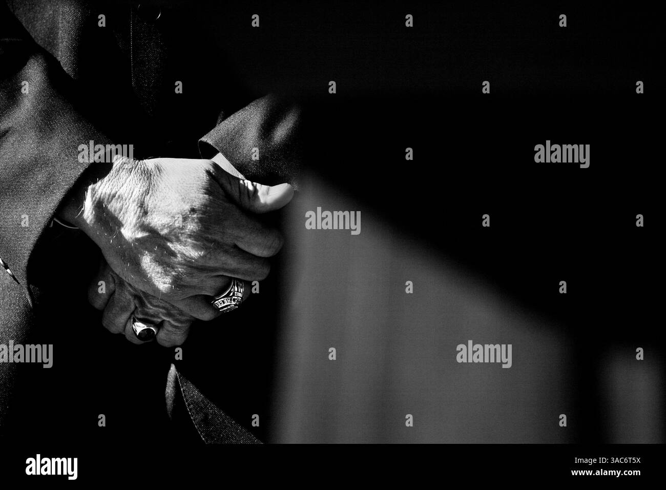 3 dicembre 2007 - Sacramento, California, USA - il governatore ARNOLD SCHWARZENEGGER tiene un discorso durante una conferenza stampa dell'AARP presso il Campidoglio di Sacramento, California. (Immagine di credito: © Afton Almaraz/ZUMA Press) Foto Stock