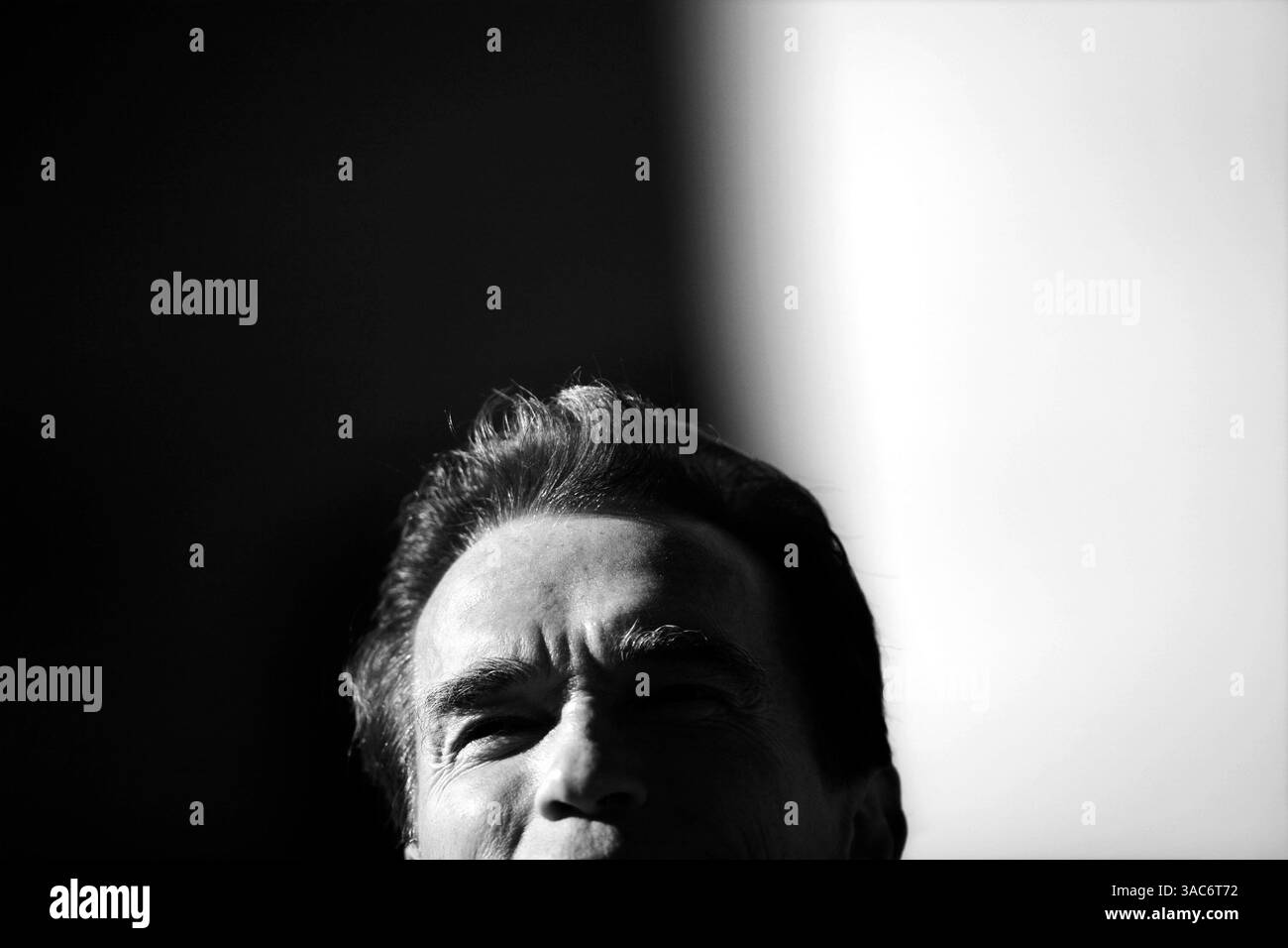 3 dicembre 2007 - Sacramento, California, USA - il governatore ARNOLD SCHWARZENEGGER tiene un discorso durante una conferenza stampa dell'AARP presso il Campidoglio di Sacramento, California. (Immagine di credito: ? Afton Almaraz/ZUMA Press) Foto Stock