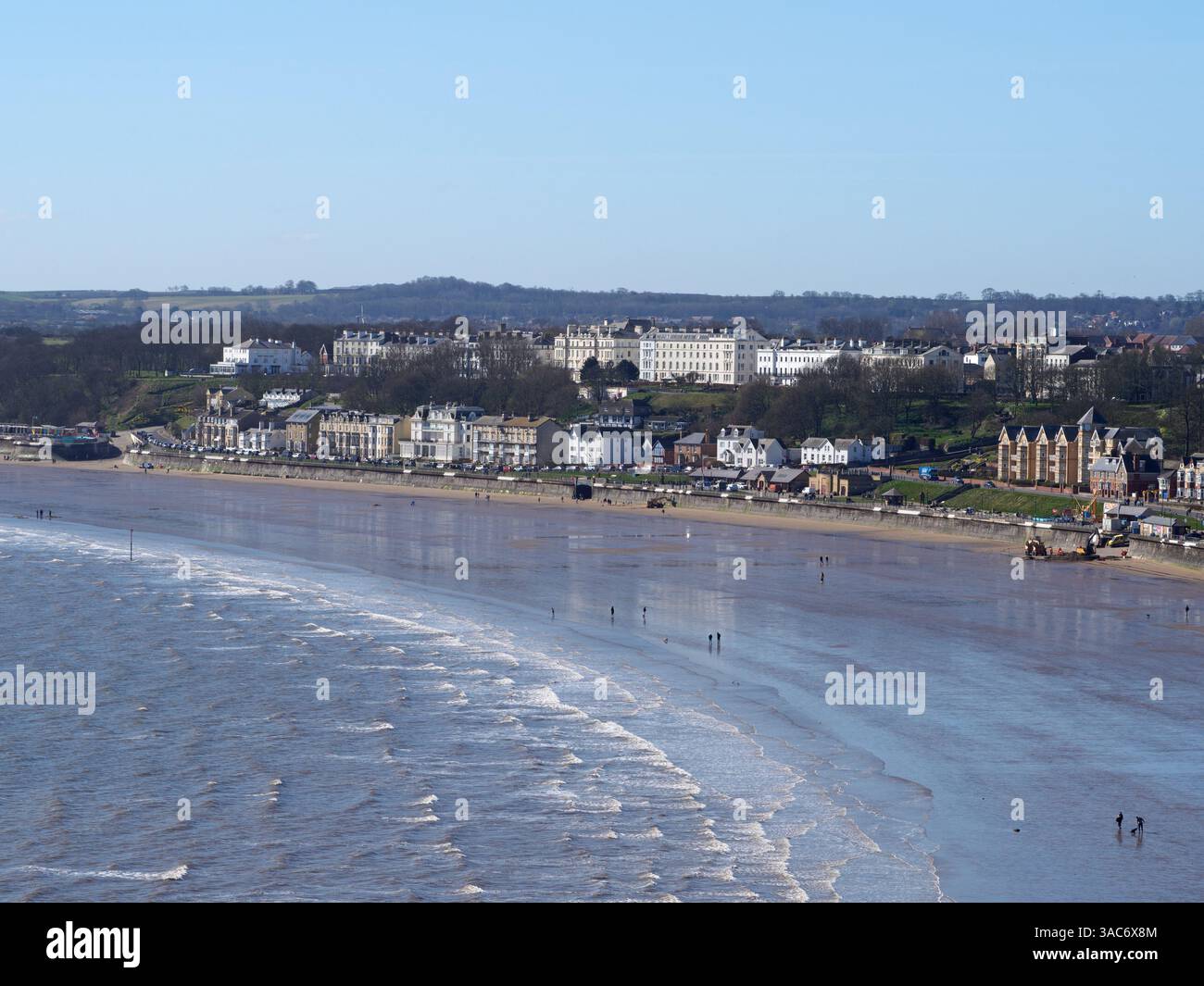 La spiaggia di Filey e la città viste dal Brigg (Carr Naze) Foto Stock