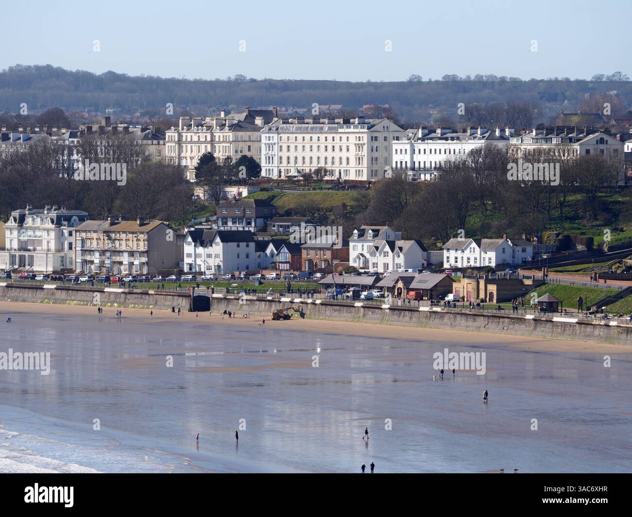 La spiaggia di Filey e la città viste dal Brigg (Carr Naze) Foto Stock