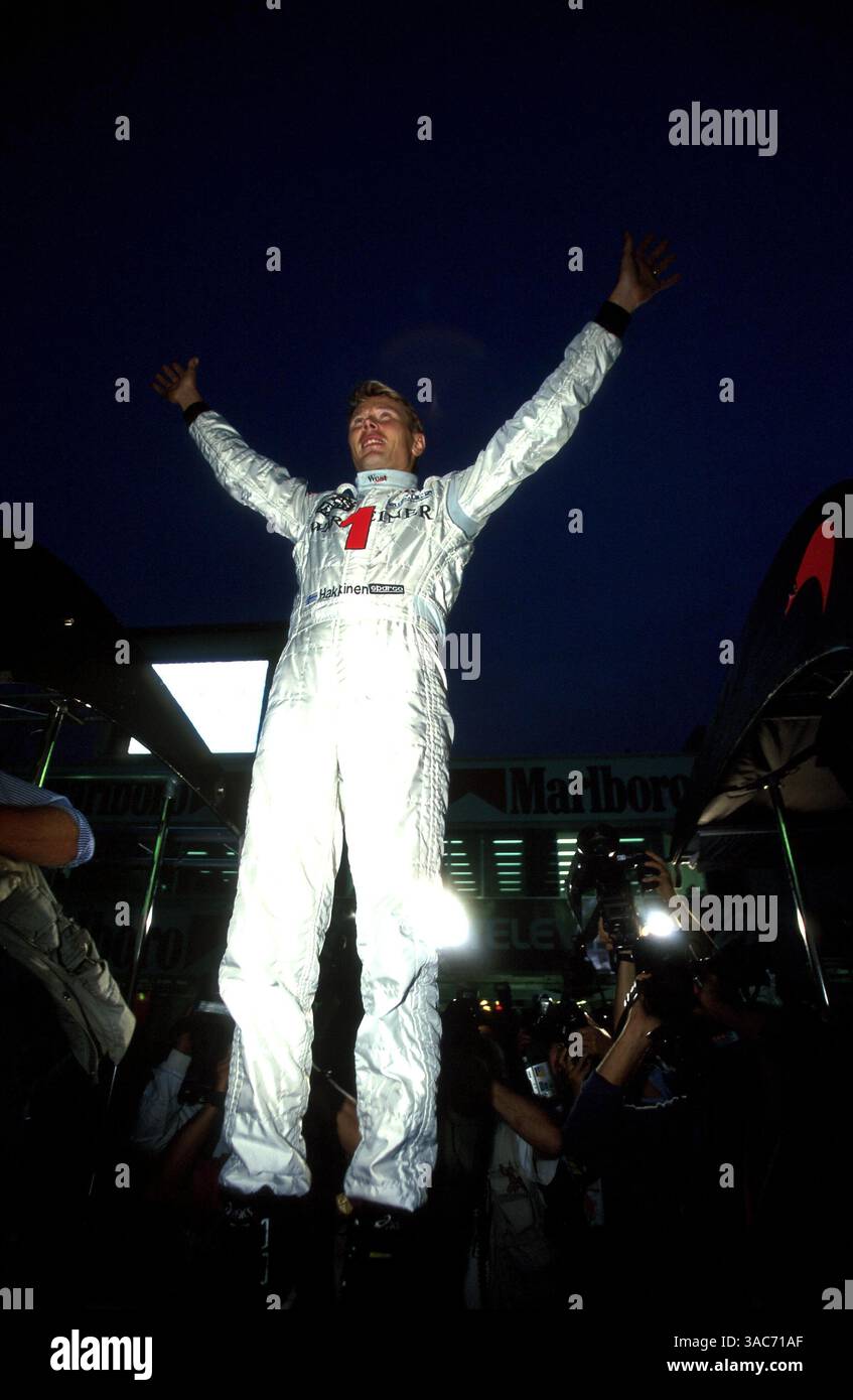 Vincitore e nuovo campione del mondo Mika Hakkinen..GP del Giappone, Suzuka, 31 ottobre 1999 (Credit Image: ©Sutton Motorsports/ZUMA Press) Foto Stock