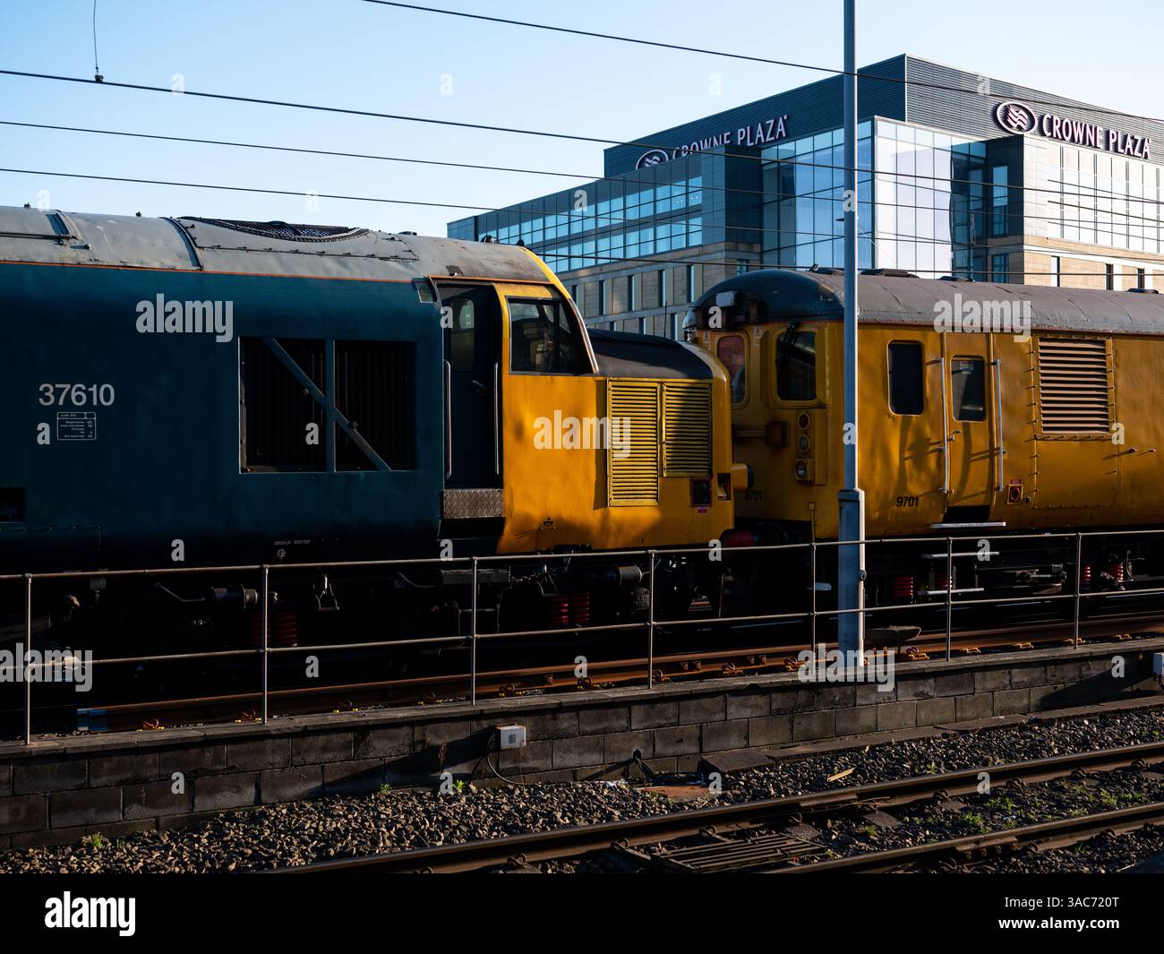 Treni locomotive dipinte con la classica livrea della British Rail su una piattaforma della stazione centrale di Newcastle upon Tyne nel nord-est dell'Inghilterra. Foto Stock