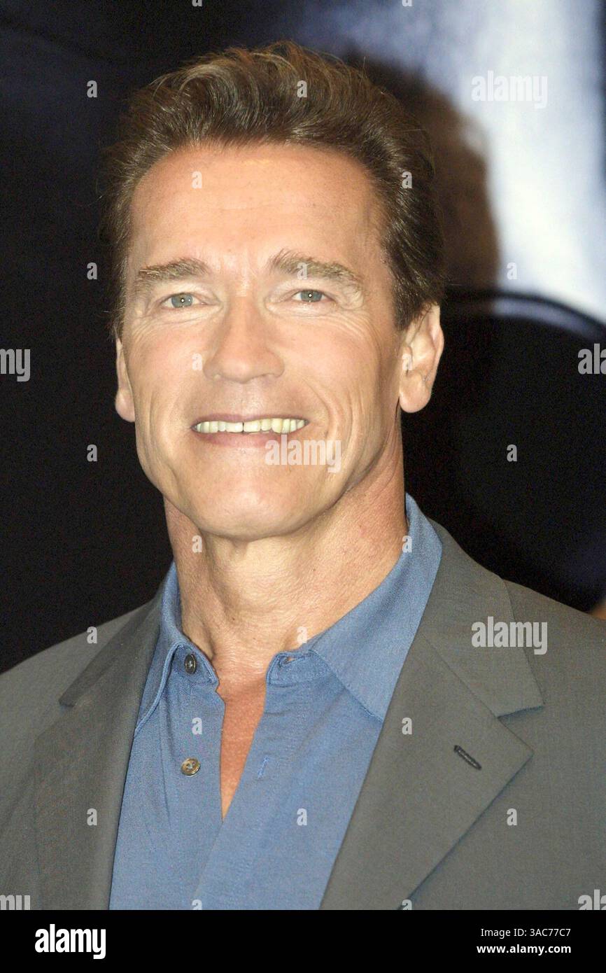 14 luglio 2003 - Berlino, GERMANIA - ARNOLD SCHWARZENEGGER durante una conferenza stampa in occasione del comunicato europeo "Terminator 3 - Rise of the Machines". Un bodybuilder austriaco-americano, attore e politico americano, ARNOLD SCHWARZENEGGER, attualmente in carica come 38° Governatore della California, iniziò la sua carriera di bodybuilding negli Stati Uniti dopo aver vinto il titolo di Mr. Olympia. Poco dopo, 'The Austrian Oak' iniziò a recitare, giocando in successi come Conan the Barbarian, Terminator o Twins. (Immagine di credito: © Keystone Pressedienst/ZUMA Press) Foto Stock