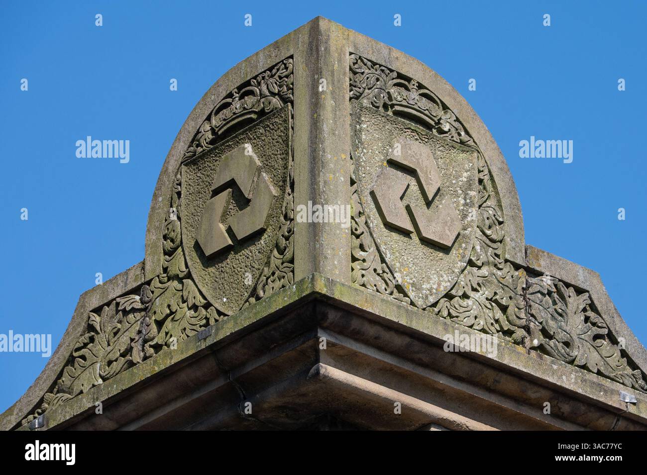 Il logo della National Westminster Bank in un ex edificio nel villaggio di Uppermill nel quartiere di Saddleworth, Greater Manchester. Foto Stock