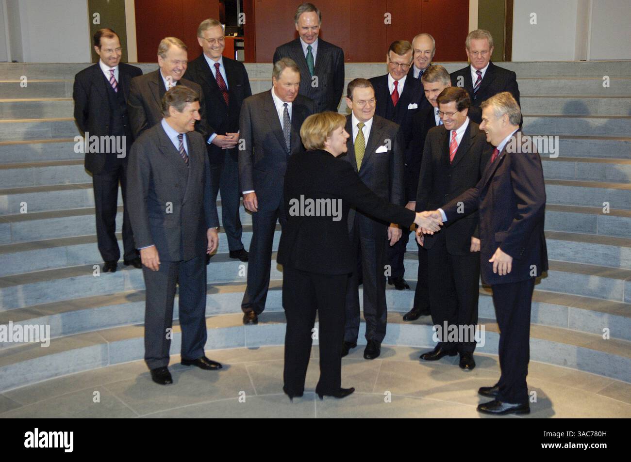 6 marzo 2006 - Berlino, GERMANIA - la cancelliera tedesca ANGELA MERKEL incontra la presidenza della Federazione dell'industria tedesca (BDI) prima dei colloqui in Cancelleria federale. NELLA FOTO: ANGELA MERKEL stringe la mano con E.. ON AG Chief Executive Officer Dr. WULF H. BERNOTAT. (Immagine di credito: © KEYSTONE/Keystone Pressedienst/ZUMA Press) Foto Stock